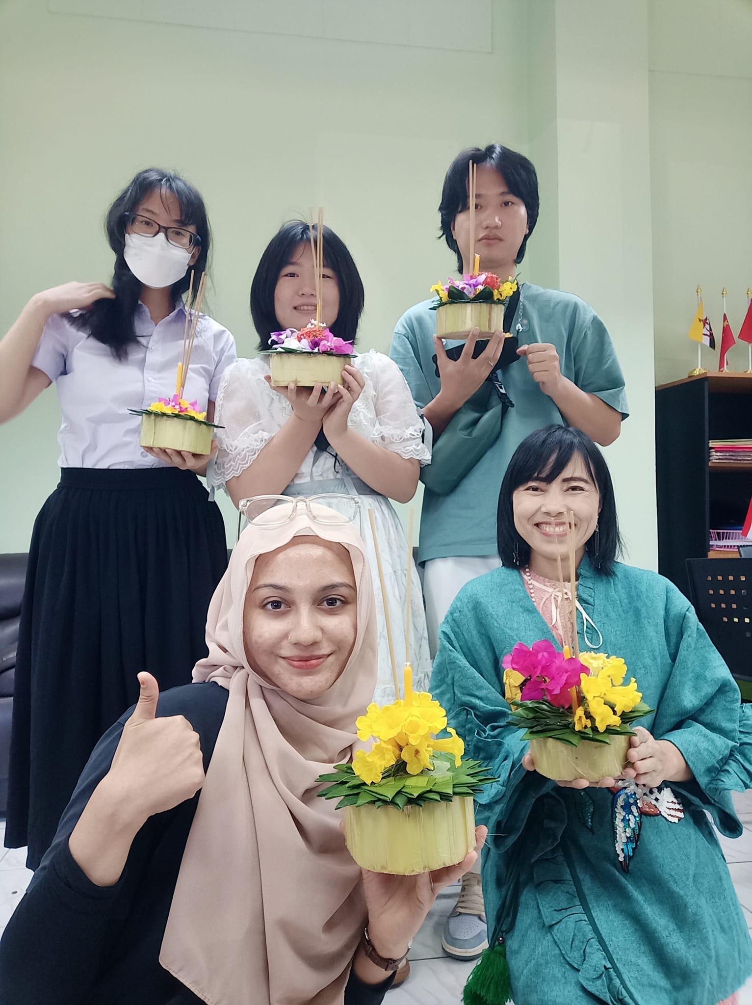 4. กิจกรรมทำกระทงสำหรับนักศึกษาต่างชาติ