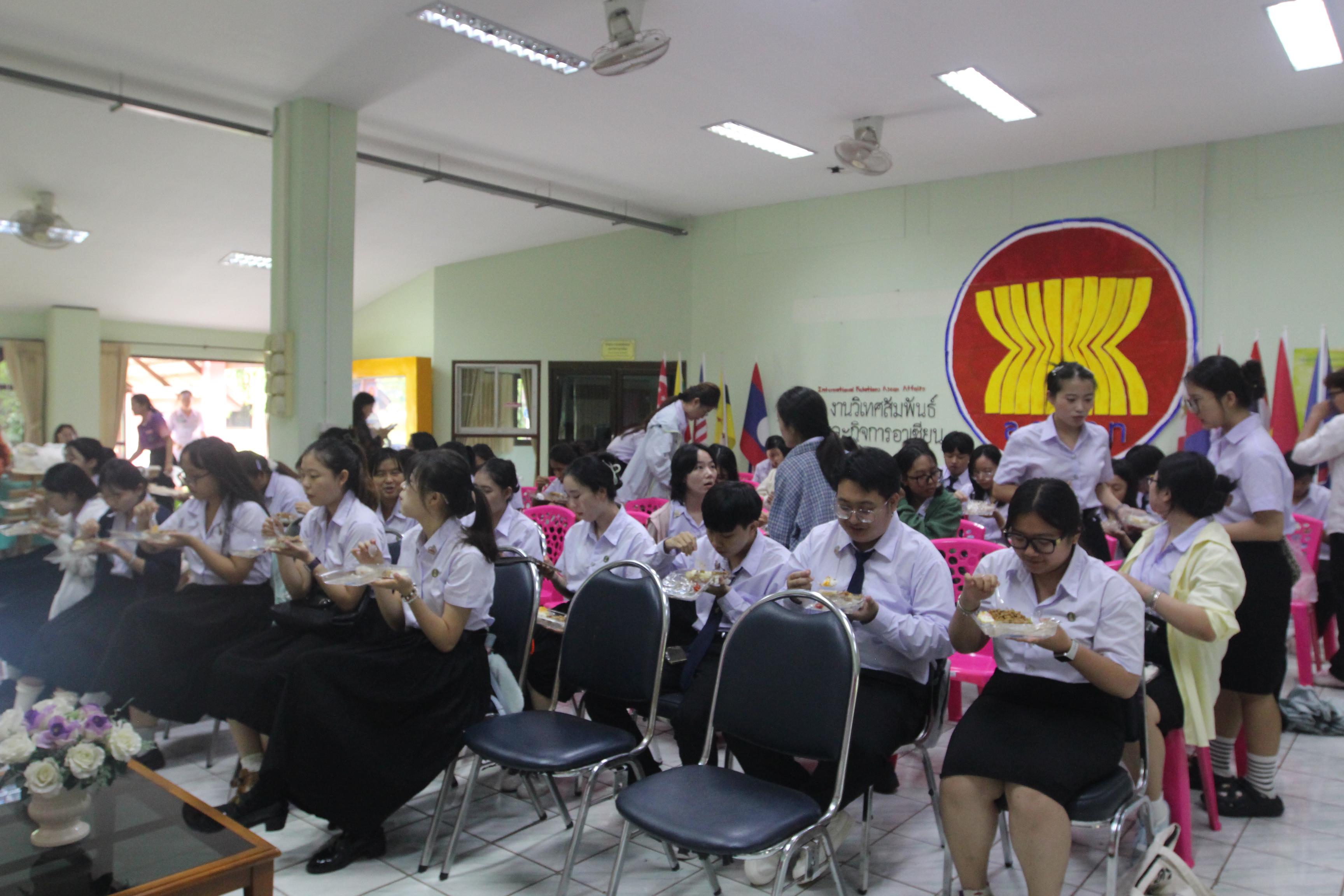 172. กิจกรรมอบรมให้ความรู้เกี่ยวกับงานตรวจคนเข้าเมือง งานจราจรและกฎหมายข้อควรรู้สำหรับนักศึกษาต่างชาติ ประจำปีการศึกษา 2568