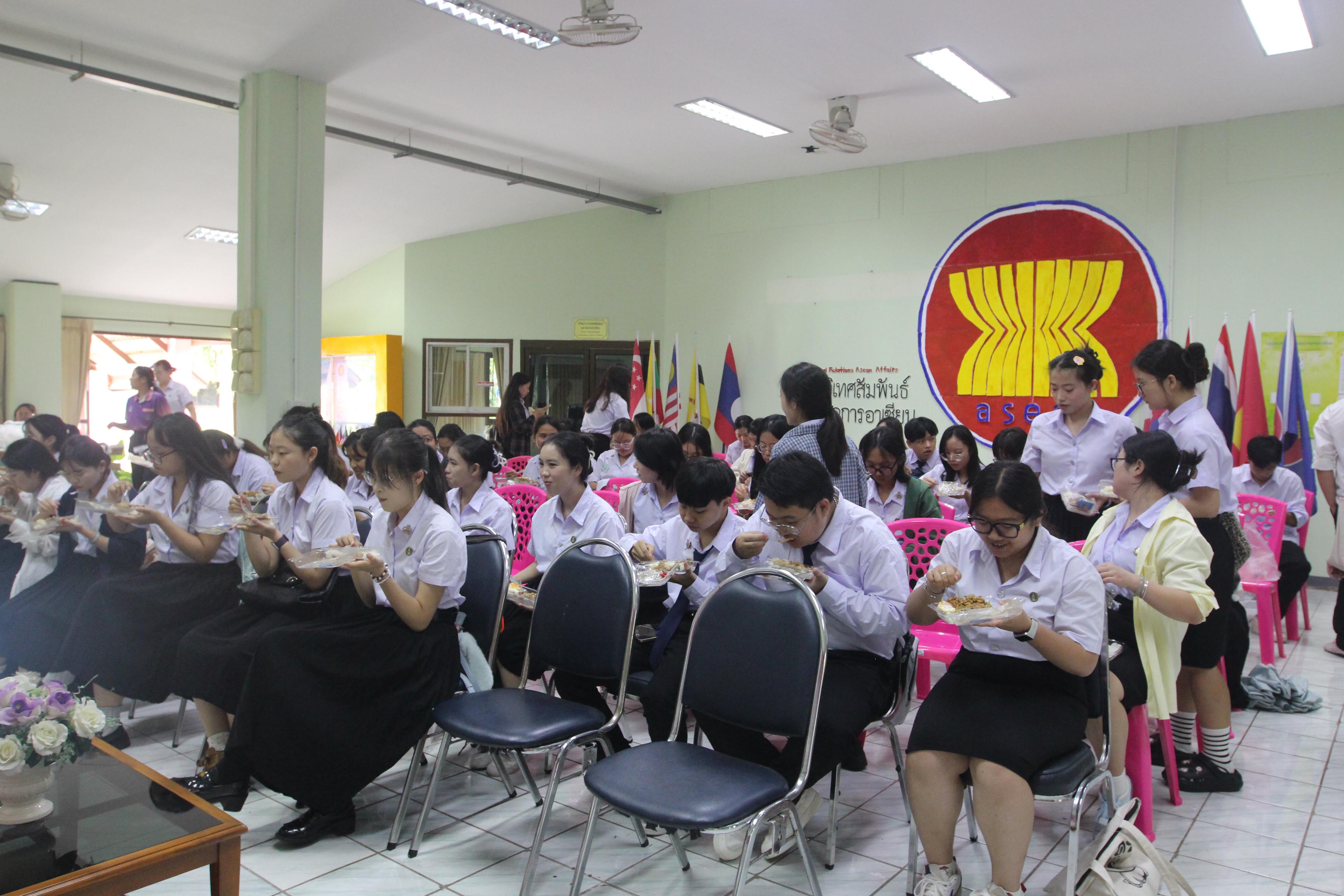 173. กิจกรรมอบรมให้ความรู้เกี่ยวกับงานตรวจคนเข้าเมือง งานจราจรและกฎหมายข้อควรรู้สำหรับนักศึกษาต่างชาติ ประจำปีการศึกษา 2568