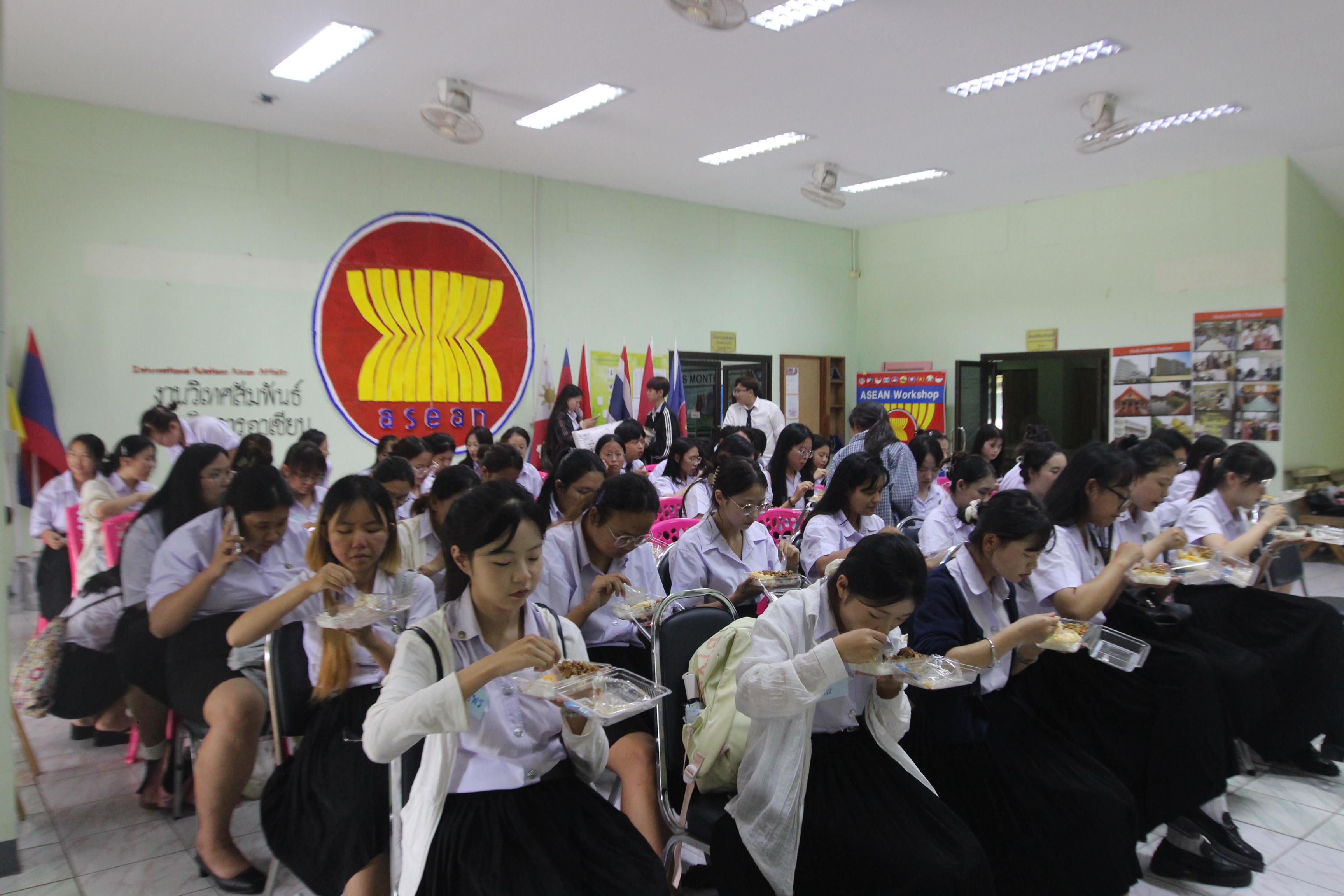 174. กิจกรรมอบรมให้ความรู้เกี่ยวกับงานตรวจคนเข้าเมือง งานจราจรและกฎหมายข้อควรรู้สำหรับนักศึกษาต่างชาติ ประจำปีการศึกษา 2568