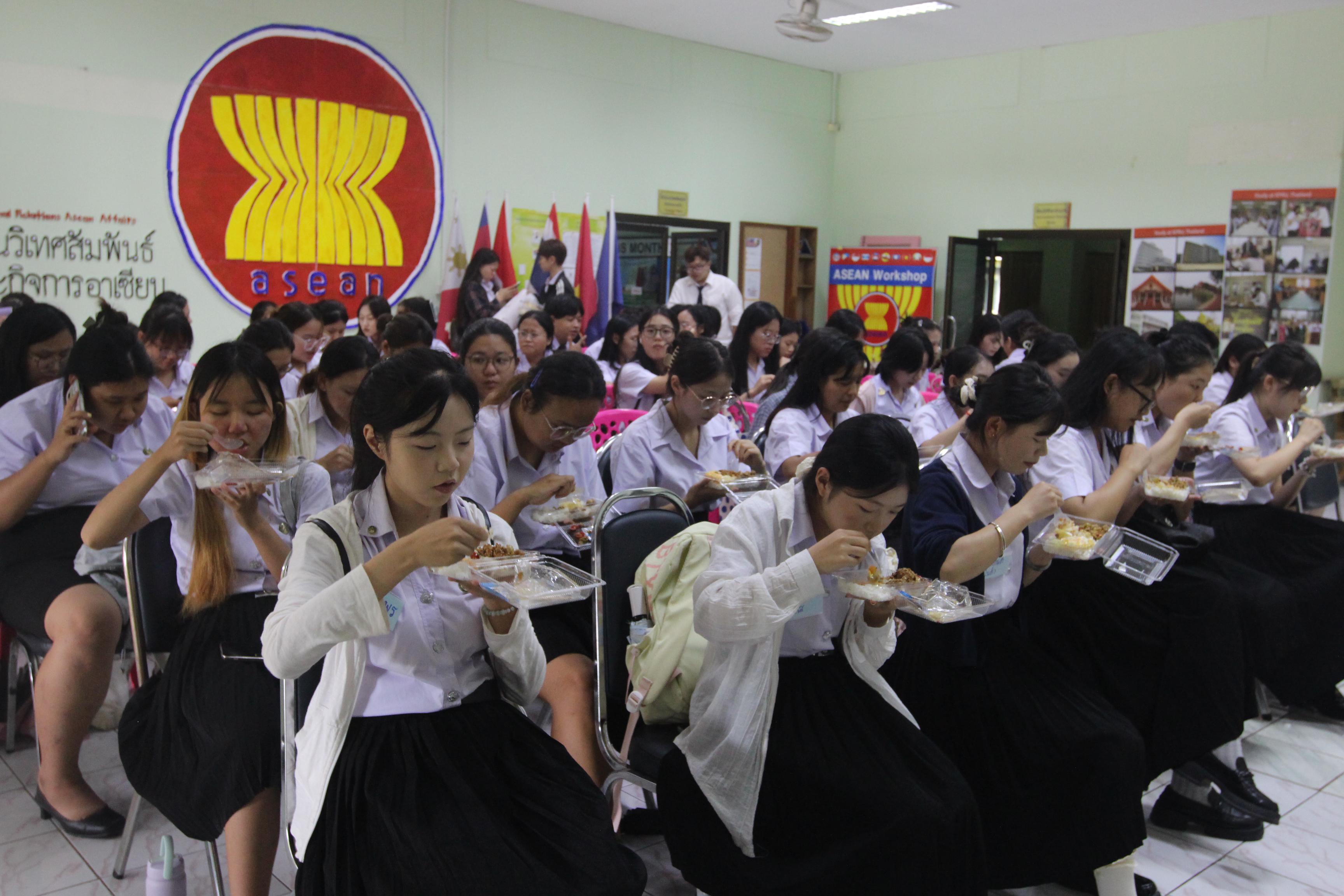 175. กิจกรรมอบรมให้ความรู้เกี่ยวกับงานตรวจคนเข้าเมือง งานจราจรและกฎหมายข้อควรรู้สำหรับนักศึกษาต่างชาติ ประจำปีการศึกษา 2568