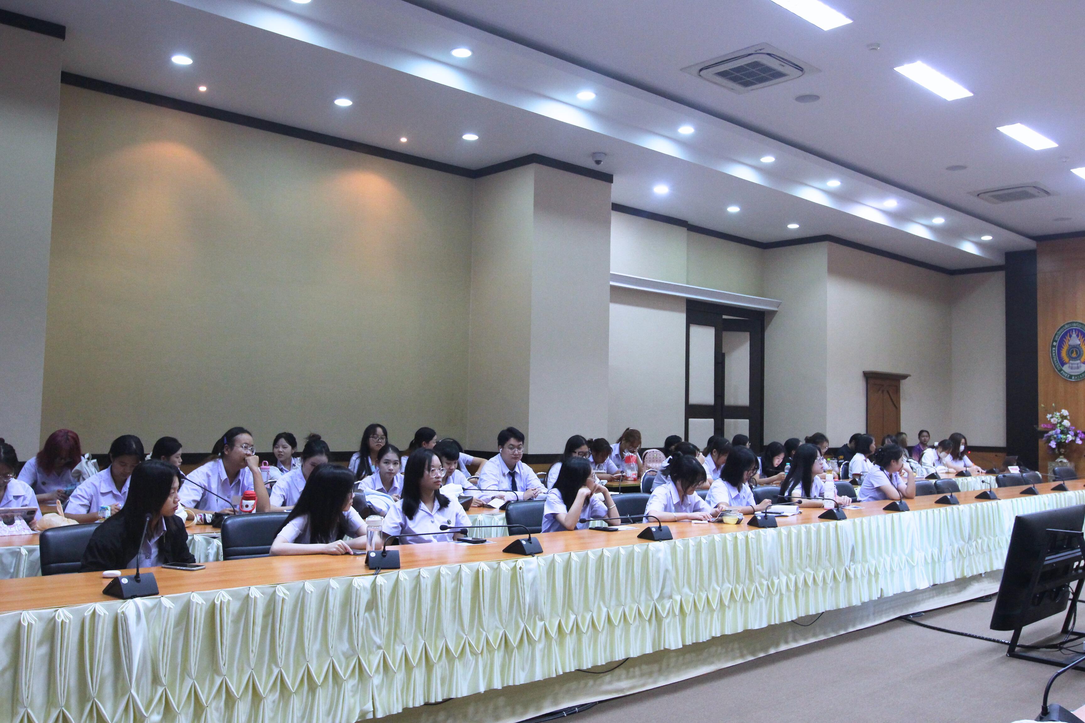 182. กิจกรรมอบรมให้ความรู้เกี่ยวกับงานตรวจคนเข้าเมือง งานจราจรและกฎหมายข้อควรรู้สำหรับนักศึกษาต่างชาติ ประจำปีการศึกษา 2568