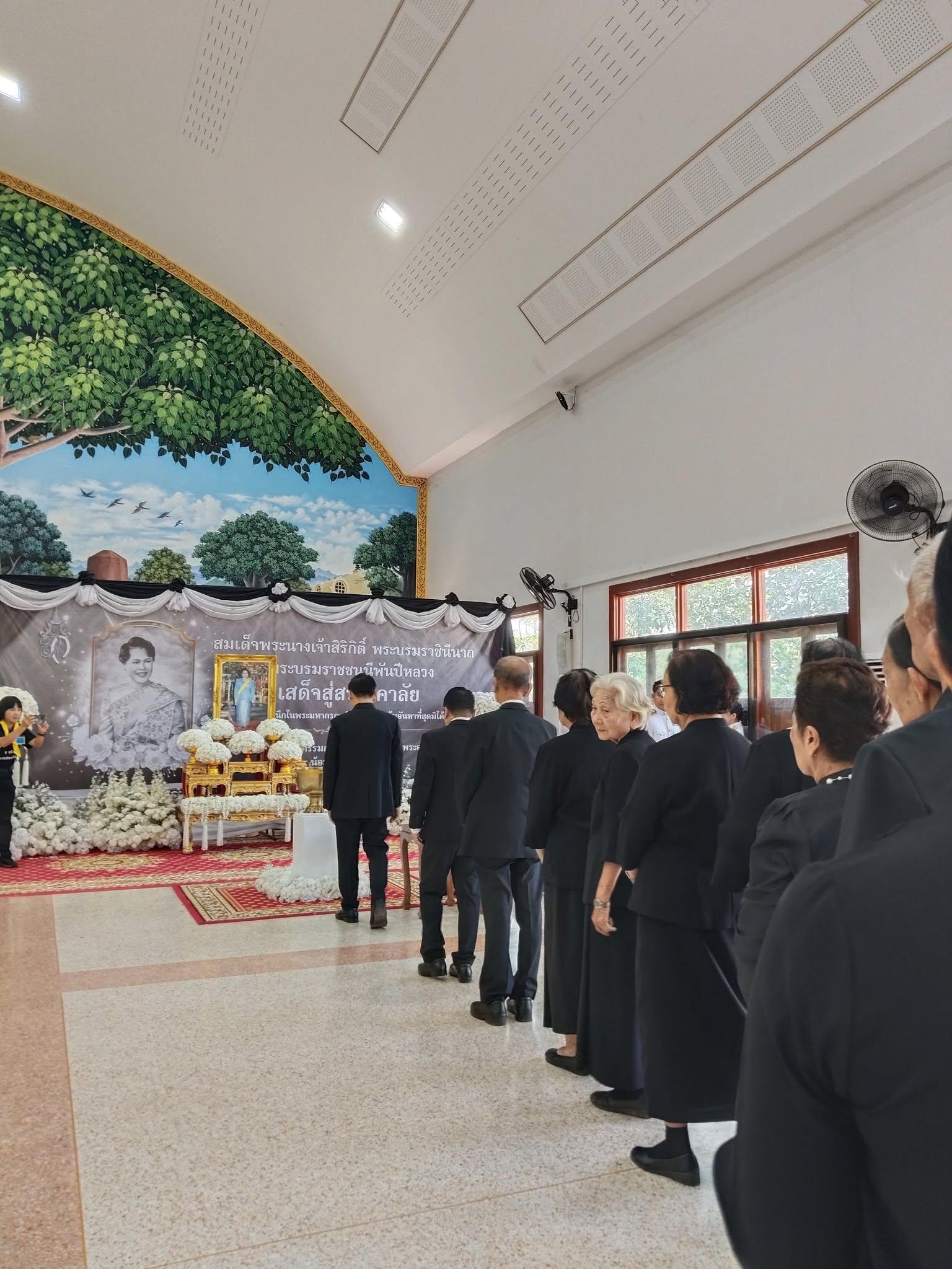 2. บุคลากรงานวิเทศสัมพันธ์ฯ เข้าร่วมพิธีถวายน้ำสรงพระบรมศพเบื้องหน้าพระฉายาลักษณ์ สมเด็จพระนางเจ้าสิริกิตต์ พระบรมราชินีนาถ พระบรมราชชนนีพันปีหลวง