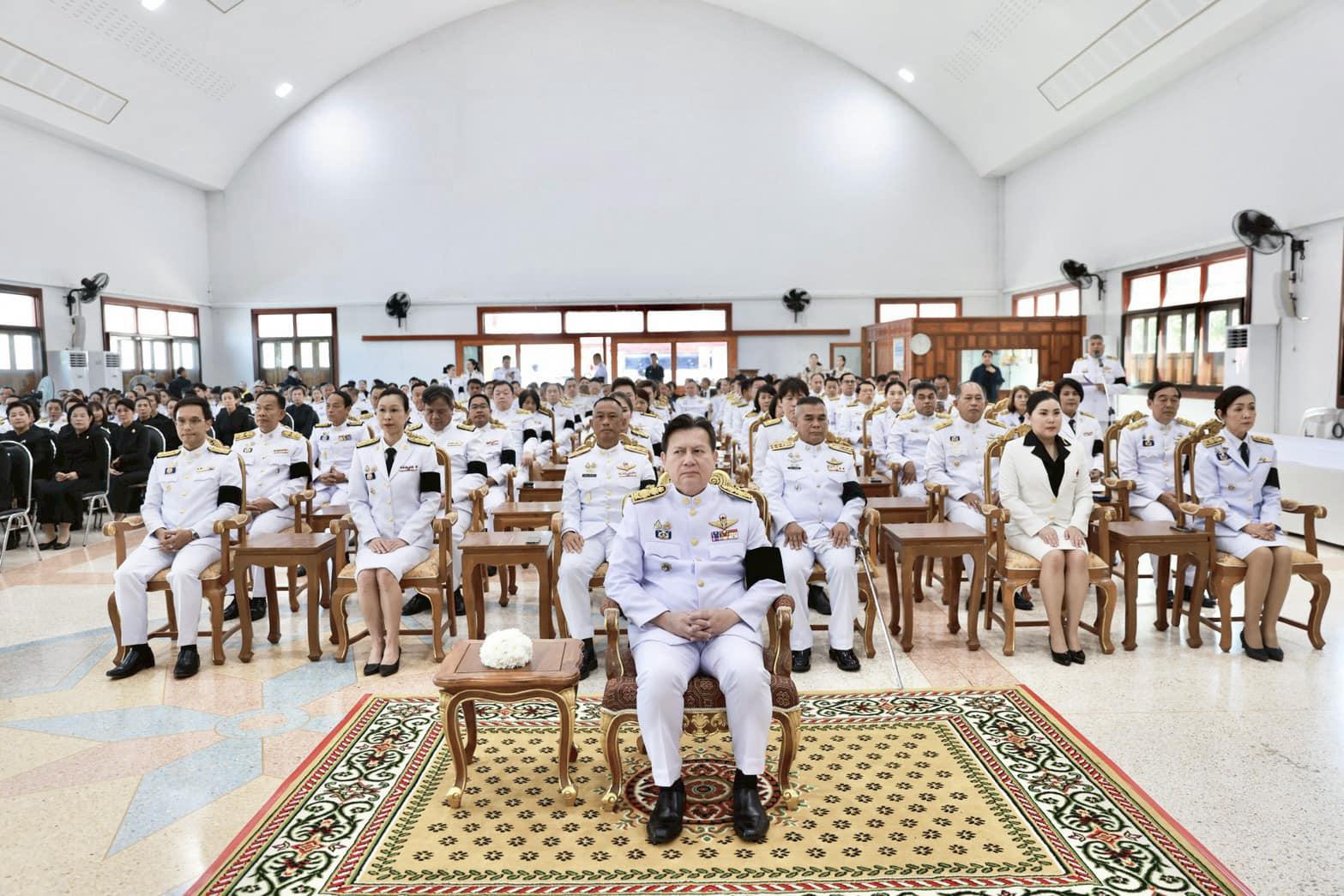 6. บุคลากรงานวิเทศสัมพันธ์ฯ เข้าร่วมพิธีถวายน้ำสรงพระบรมศพเบื้องหน้าพระฉายาลักษณ์ สมเด็จพระนางเจ้าสิริกิตต์ พระบรมราชินีนาถ พระบรมราชชนนีพันปีหลวง