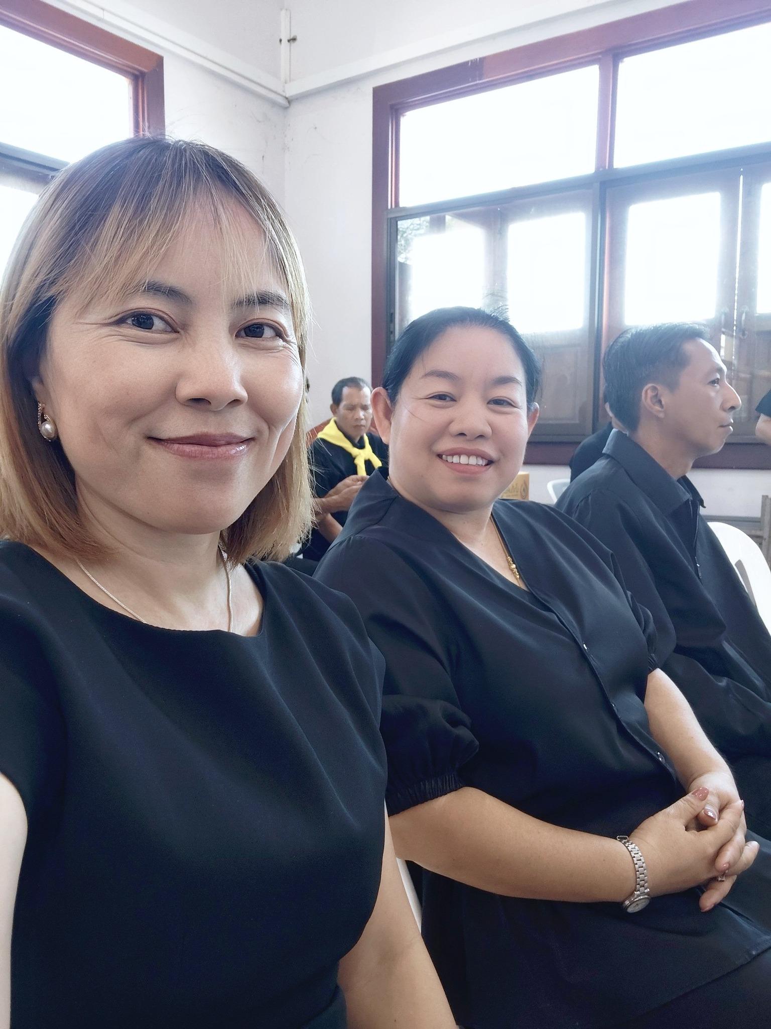 11. บุคลากรงานวิเทศสัมพันธ์ฯ เข้าร่วมพิธีถวายน้ำสรงพระบรมศพเบื้องหน้าพระฉายาลักษณ์ สมเด็จพระนางเจ้าสิริกิตต์ พระบรมราชินีนาถ พระบรมราชชนนีพันปีหลวง