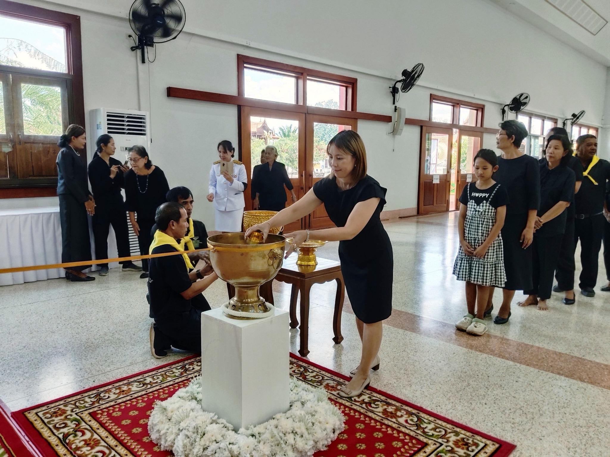 12. บุคลากรงานวิเทศสัมพันธ์ฯ เข้าร่วมพิธีถวายน้ำสรงพระบรมศพเบื้องหน้าพระฉายาลักษณ์ สมเด็จพระนางเจ้าสิริกิตต์ พระบรมราชินีนาถ พระบรมราชชนนีพันปีหลวง