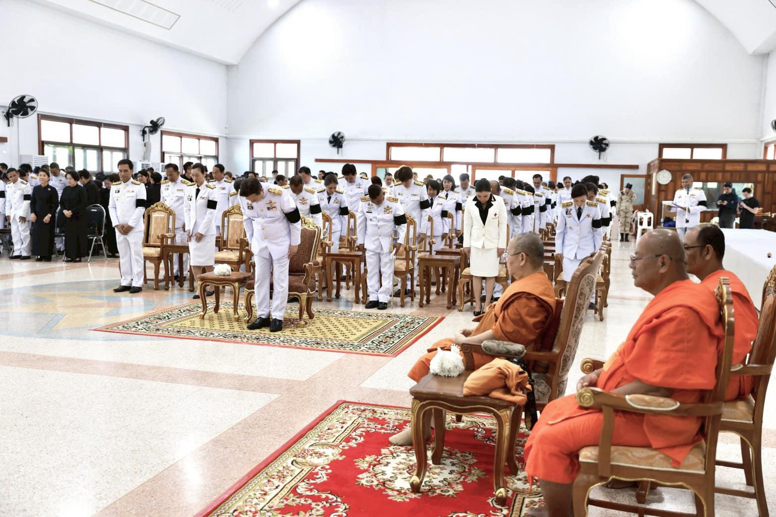 13. บุคลากรงานวิเทศสัมพันธ์ฯ เข้าร่วมพิธีถวายน้ำสรงพระบรมศพเบื้องหน้าพระฉายาลักษณ์ สมเด็จพระนางเจ้าสิริกิตต์ พระบรมราชินีนาถ พระบรมราชชนนีพันปีหลวง