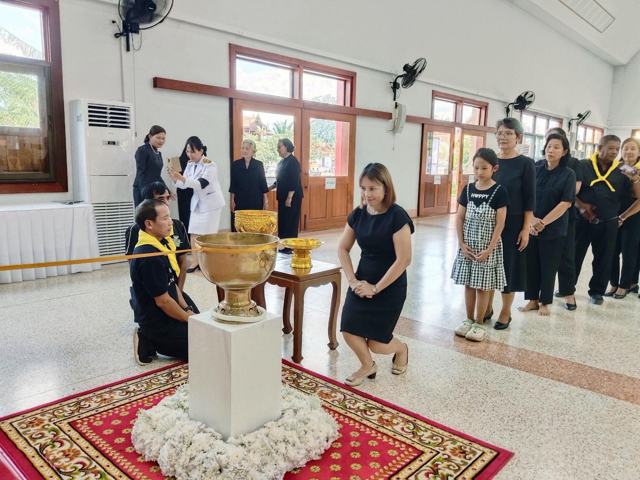 15. บุคลากรงานวิเทศสัมพันธ์ฯ เข้าร่วมพิธีถวายน้ำสรงพระบรมศพเบื้องหน้าพระฉายาลักษณ์ สมเด็จพระนางเจ้าสิริกิตต์ พระบรมราชินีนาถ พระบรมราชชนนีพันปีหลวง