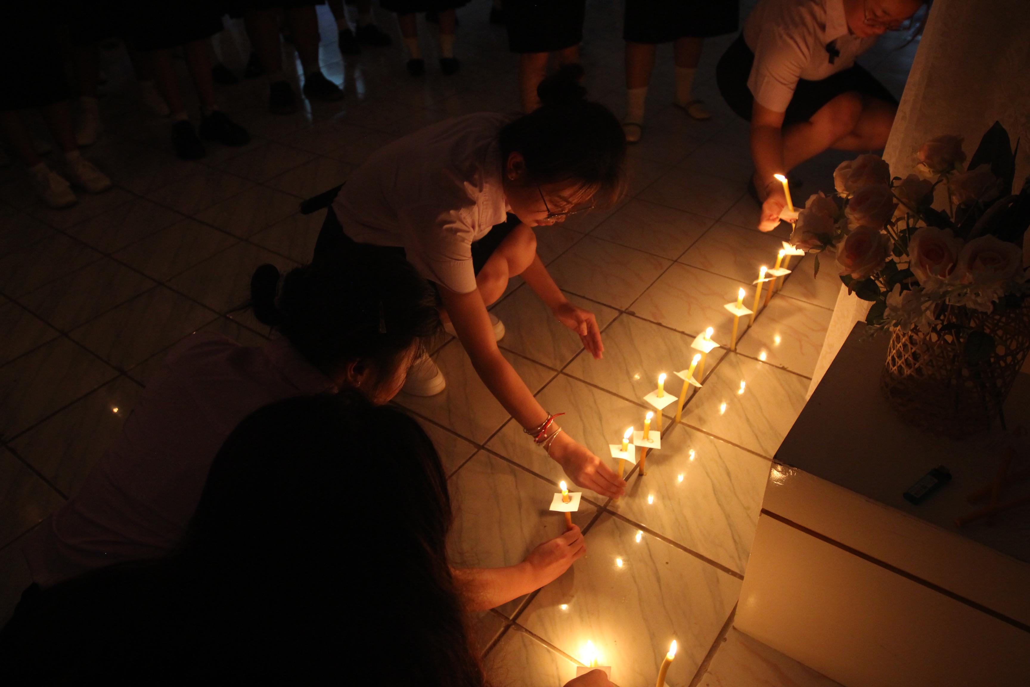 49. พิธีจุดเทียนน้อมรำลึกในพระมหากรุณาธิคุณ สมเด็จพระนางเจ้าสิริกิตต์ พระบรมราชินีนาถ พระบรมราชชนนีพันปีหลวง